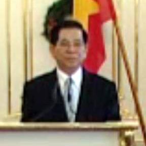 Part 5 - Official visit by President of the Socialistic Republic of Vietnam H. E. NGUYEN MINH TRIET with his wife Bratislava Presidential Palace Press conference 17 December 2009 [new window]